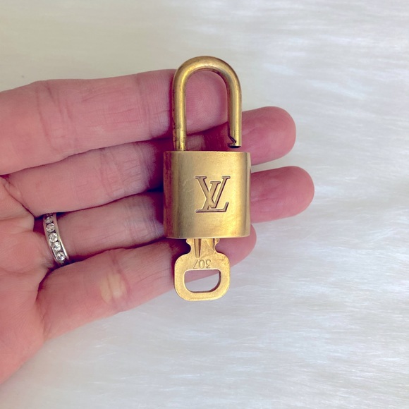 LV 🔐 307 - Picture 1 of 4